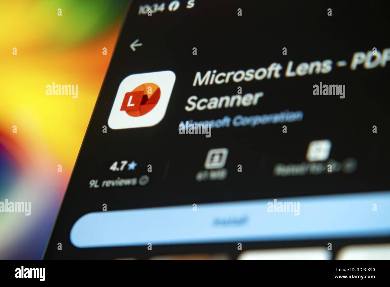Anzeigen der Benutzeroberfläche der Microsoft-Linsen-App mit Logo und Bewertungen auf Mobilgeräten Stockfoto
