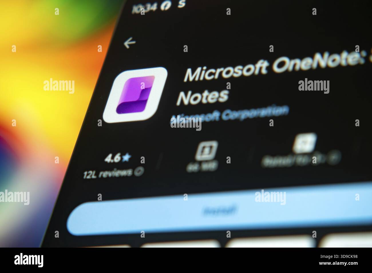 OneNote App-Benutzeroberfläche wird auf einem Telefonbildschirm mit Logo und Bewertungen angezeigt Stockfoto
