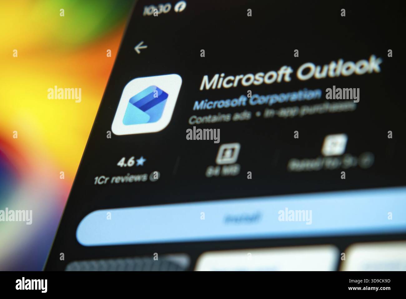 Digitale Anzeige der Microsoft Outlook App in einem App Store mit blauem Symbol Stockfoto