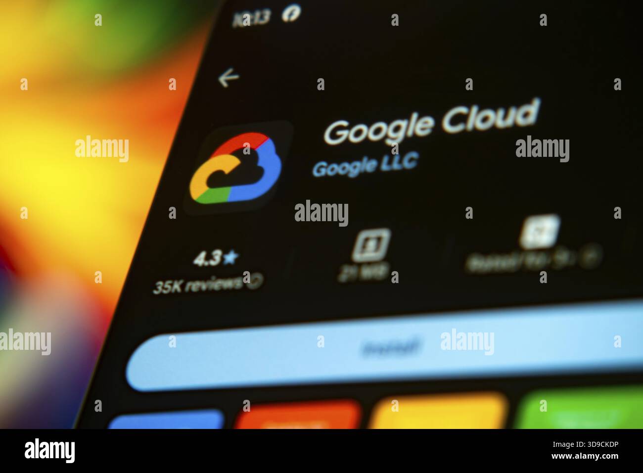 Die Benutzeroberfläche der Google Cloud App wird mit Bewertungen und farbenfrohem Design angezeigt Stockfoto