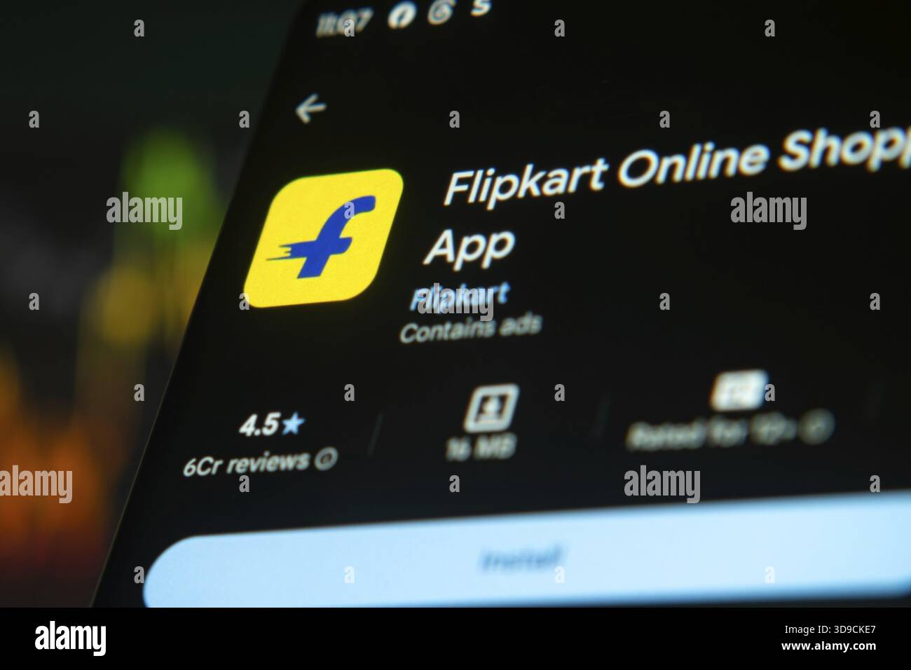 Flipkart App auf einem Gerätebildschirm mit gelbem Logo und Details zur App Stockfoto