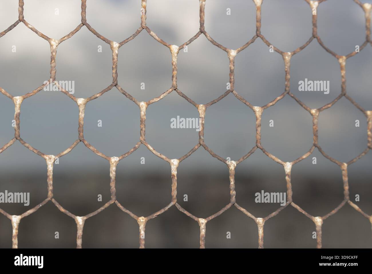 Rostiges altes Drahtgeflecht auf dem Dach des Doxi Stracca Fontana Palace um 1760 n. Chr. in der Altstadt von Gallipoli (LE) in Süditalien Stockfoto