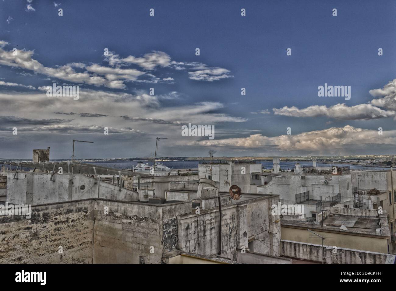 Blick vom Dach des Doxi Stracca Fontana Palace ca. 1760 n. Chr. in der Altstadt von Gallipoli (Le) in Süditalien Stockfoto