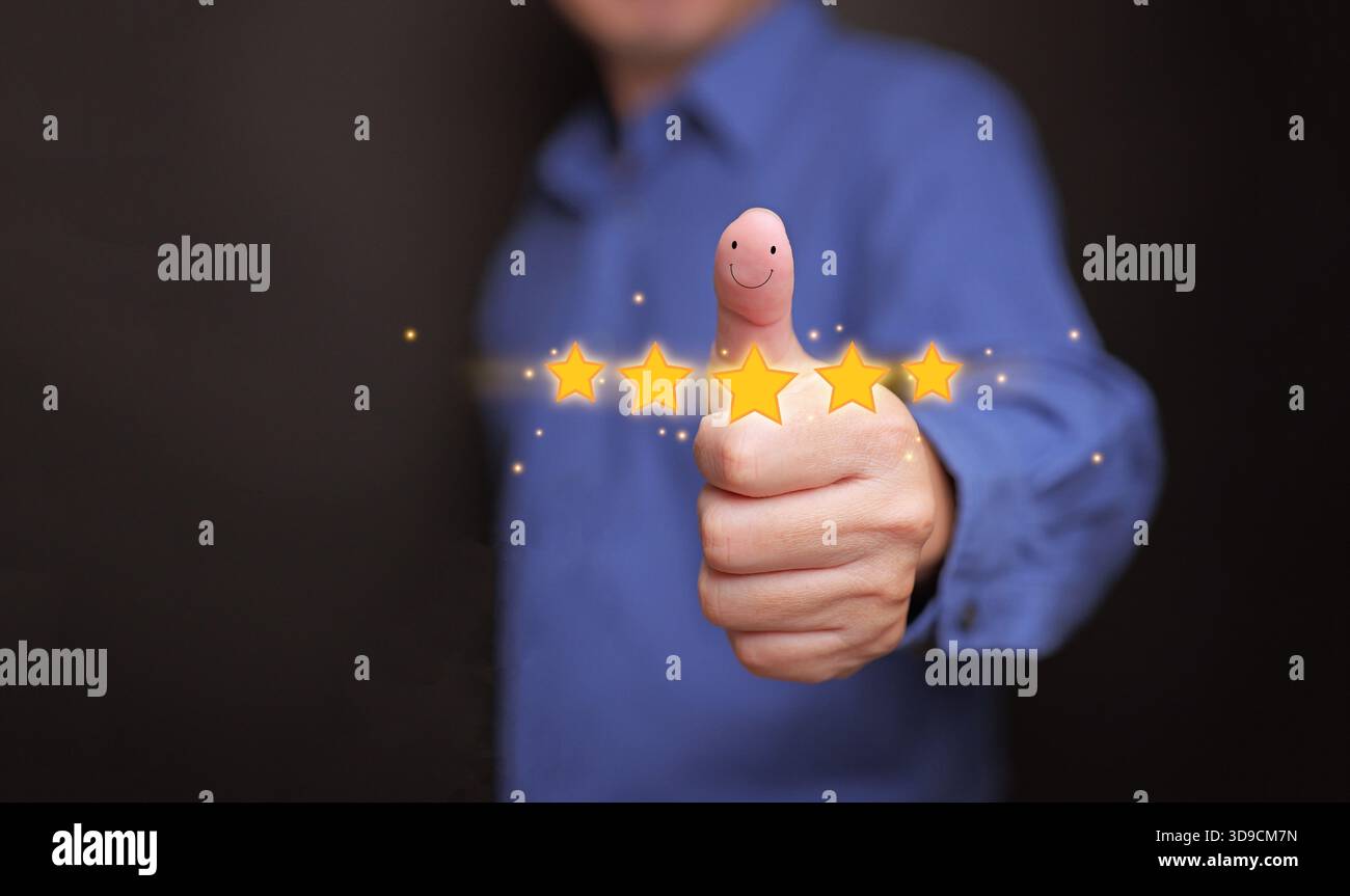 Eine Hand, die mit einem lächelnden Gesicht und fünf leuchtenden Sternen die Daumen nach oben gibt, symbolisiert ausgezeichneten Service, Kundenzufriedenheit, positives Feedback, Stockfoto