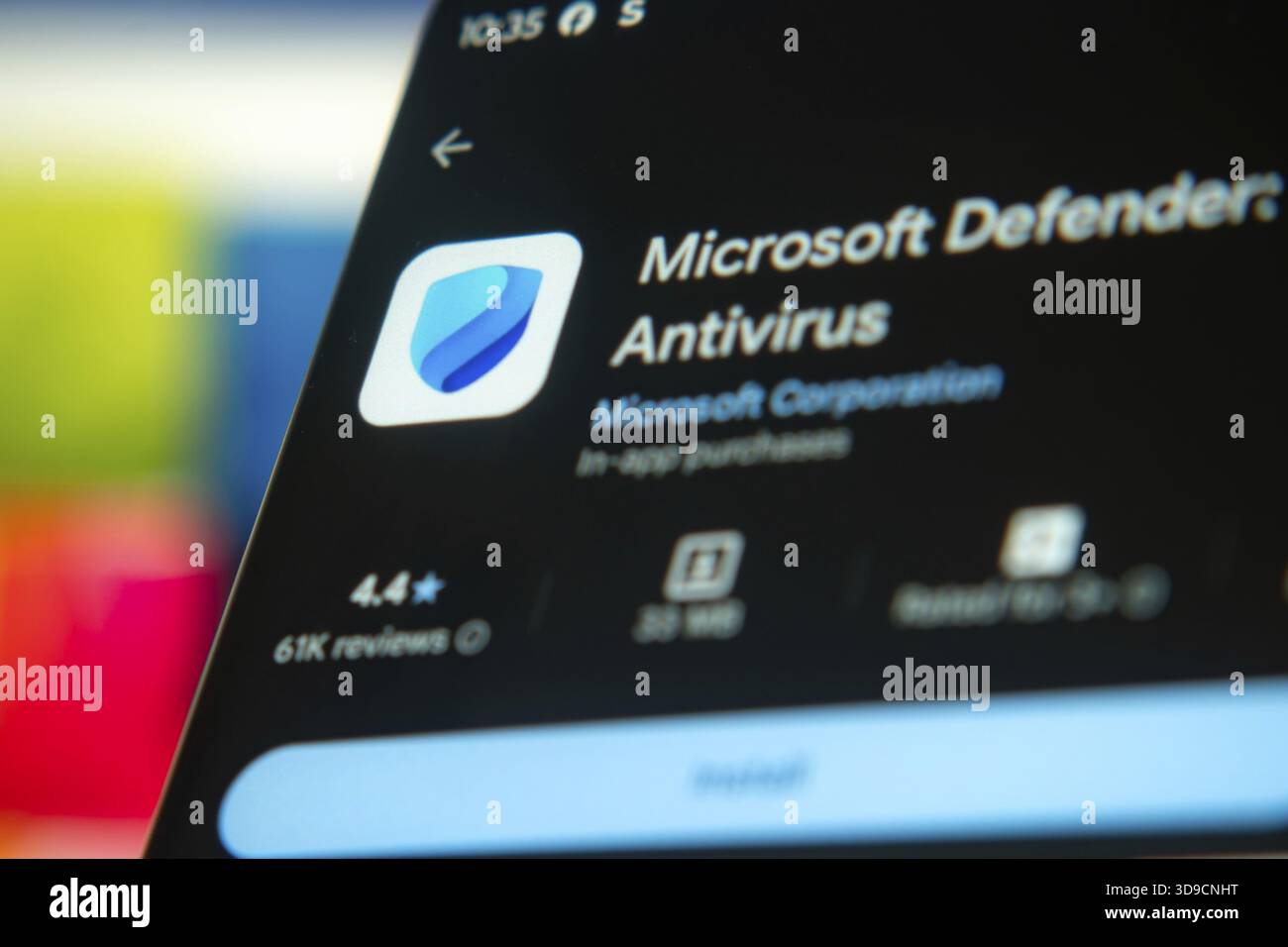 Die Microsoft Defender Antivirus-App wird im App Store für Mobilgeräte mit Benutzerbewertungen angezeigt Stockfoto