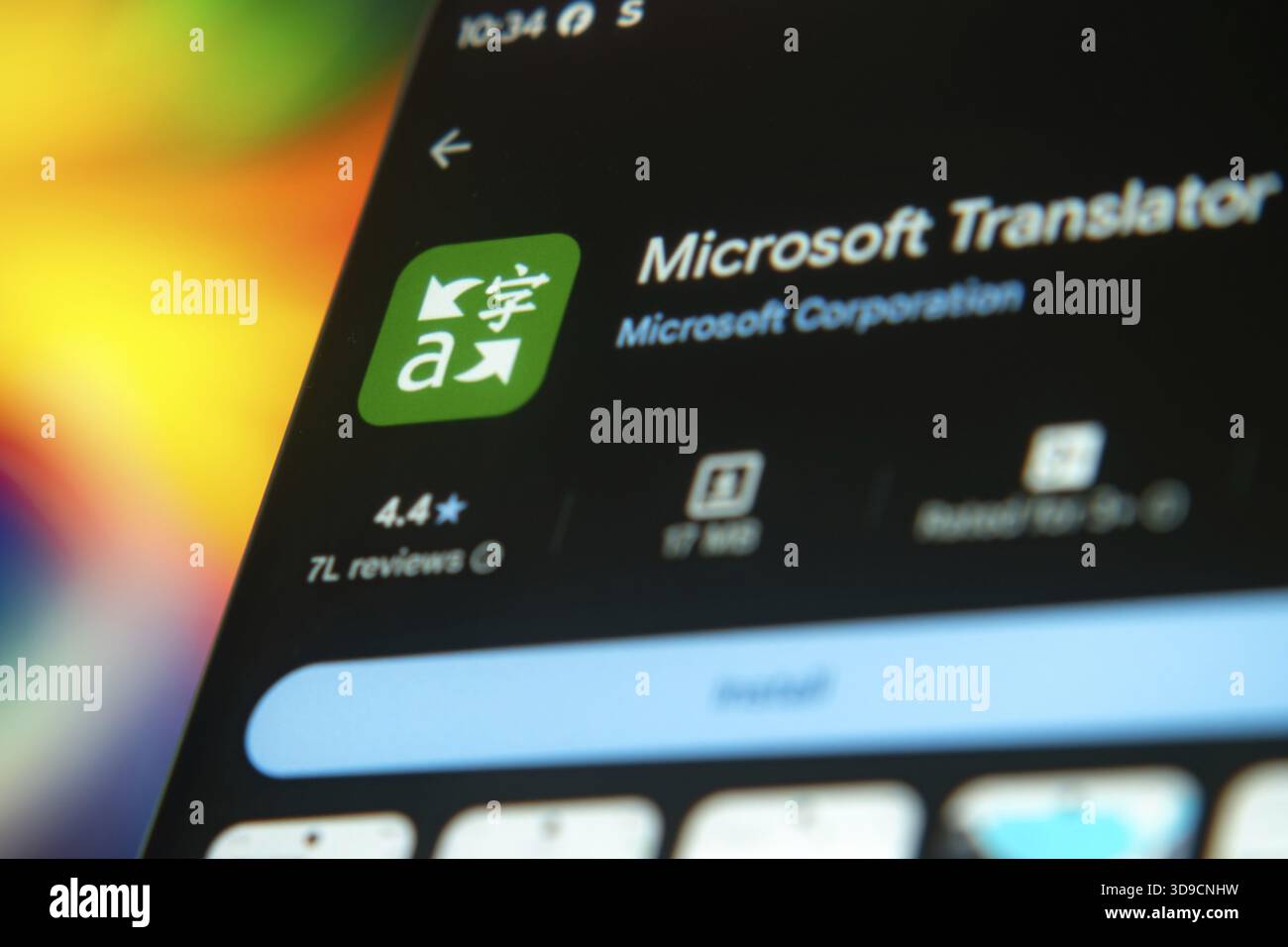 Benutzeroberfläche der Microsoft Translator App mit Logo und Bewertungen auf dem Bildschirm Stockfoto