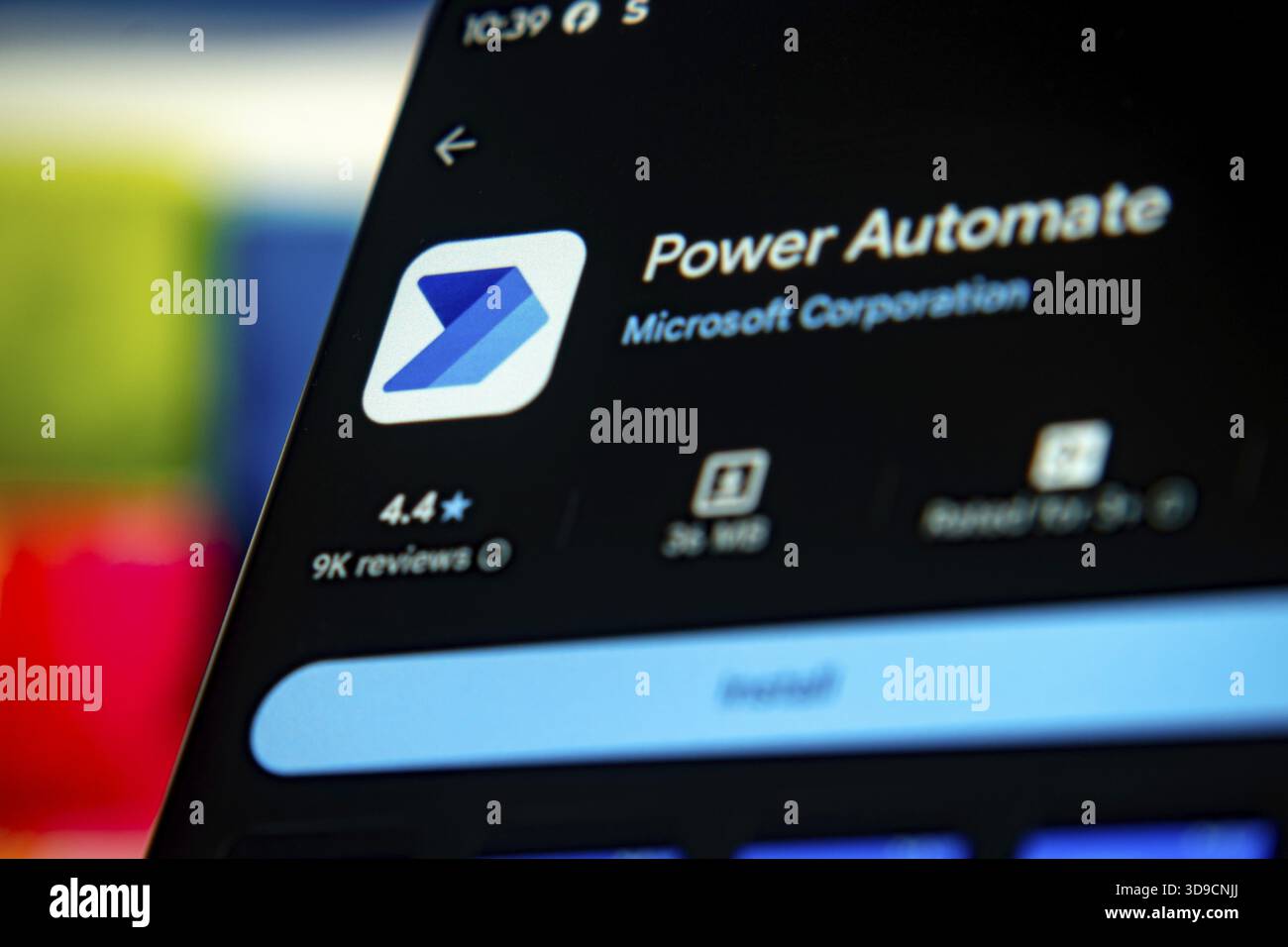 Mobiler Bildschirm, der die Power Automate App von Microsoft mit Schnittstellendetails anzeigt Stockfoto