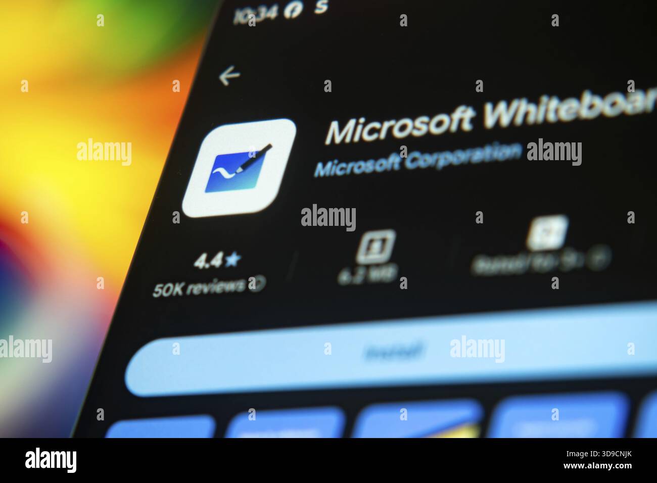 Die Microsoft Whiteboard-App wird auf der mobilen Benutzeroberfläche mit Logo und Rezensionen angezeigt Stockfoto