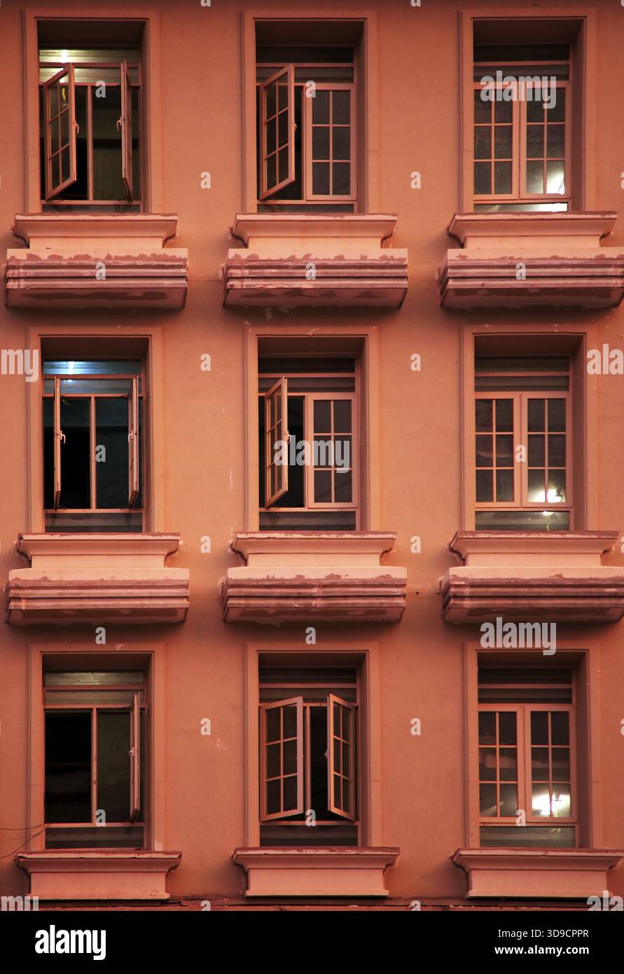 Modernes rotes Gebäude in der Stadt am Tag Stockfoto