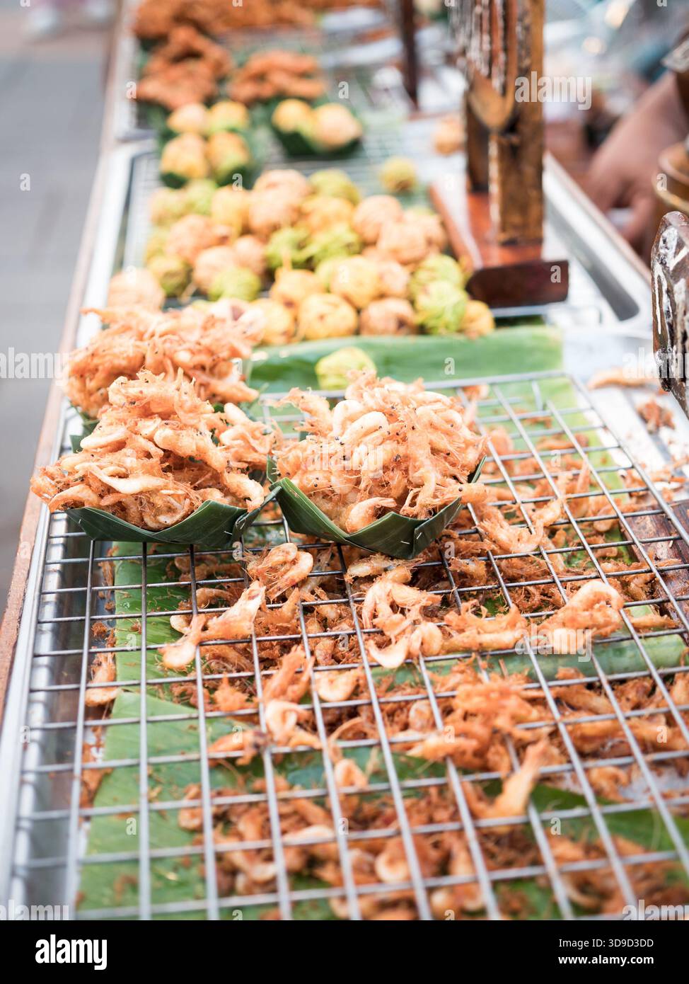 Frittierte Garnelen zum Verkauf auf einem Markt in Thailand Stockfoto