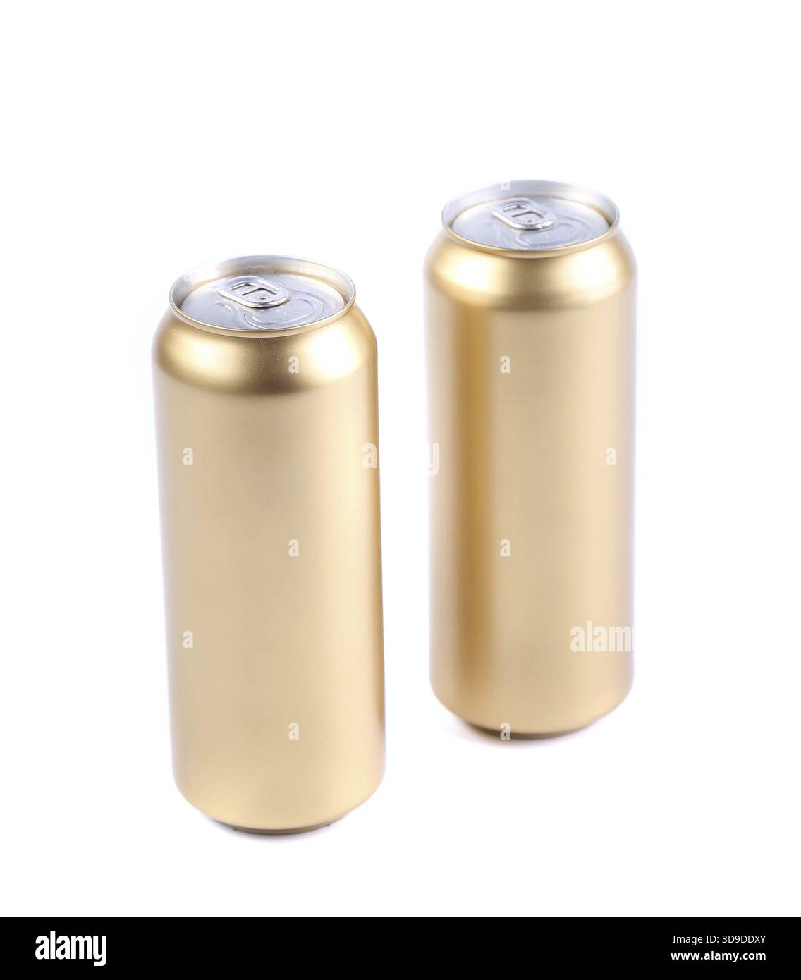 Aluminium-Rohlinge und goldene Soda-Dosen. Weißer Hintergrund Stockfoto