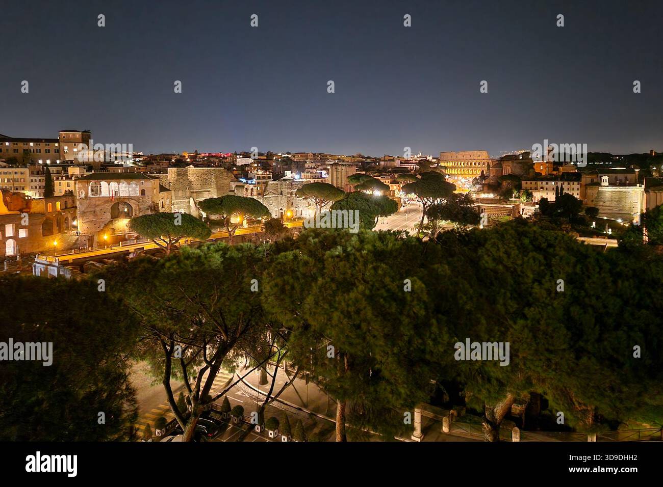 Rom, Italien - 10. Januar 2024: Details aus den Straßen von Rom, Italien, bei Nacht. Stockfoto