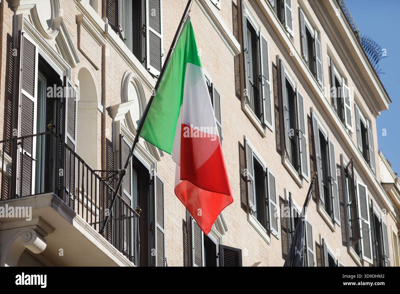 Rom, Italien - 10. Januar 2024: Italienische Flagge auf den Straßen von Rom, Italien. Stockfoto