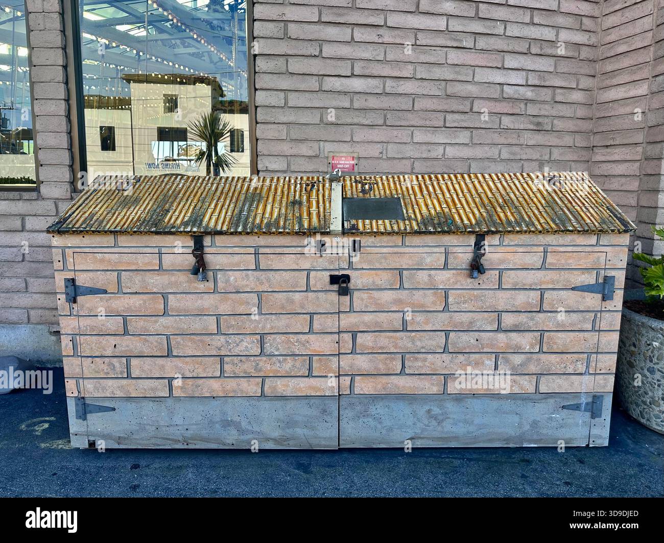 Verwitterte Aufbewahrungsbox Gegen Ziegelwand - Smartphone-aufgenommenes Stockfoto