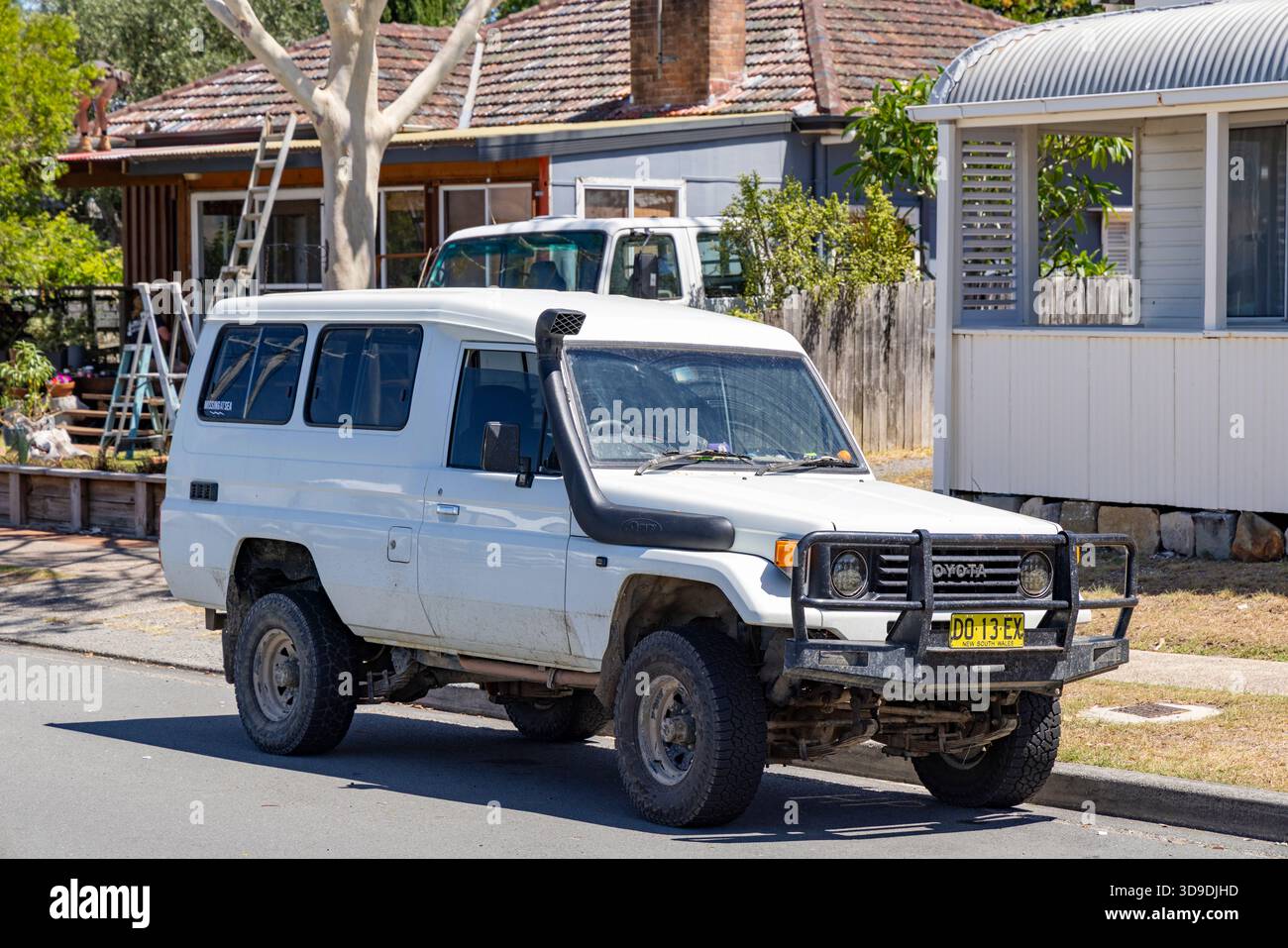 1992 weißer Toyota Landcruiser mit Schnorchel und Bulbar im Stadtzentrum von Tea Gardens, New South Wales, Australien Stockfoto
