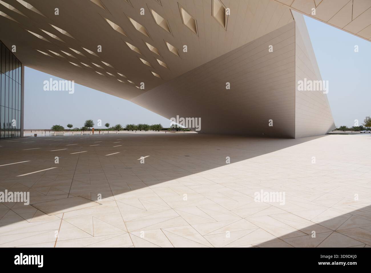 Moderner architektonischer Überhang in einem zeitgenössischen Kulturkomplex Stockfoto