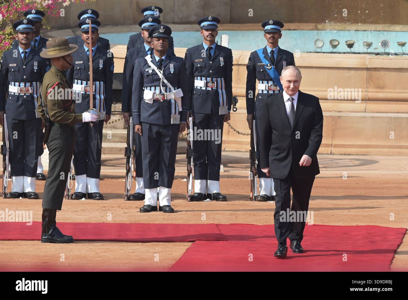 Russian President Vladimir Putin, right, walks after receiving a guard of honor during a ceremonial reception at the Rashtrapati Bhavan in New Delhi, India, Friday, Dec. 5, 2025. (AP Photo) Stockfoto