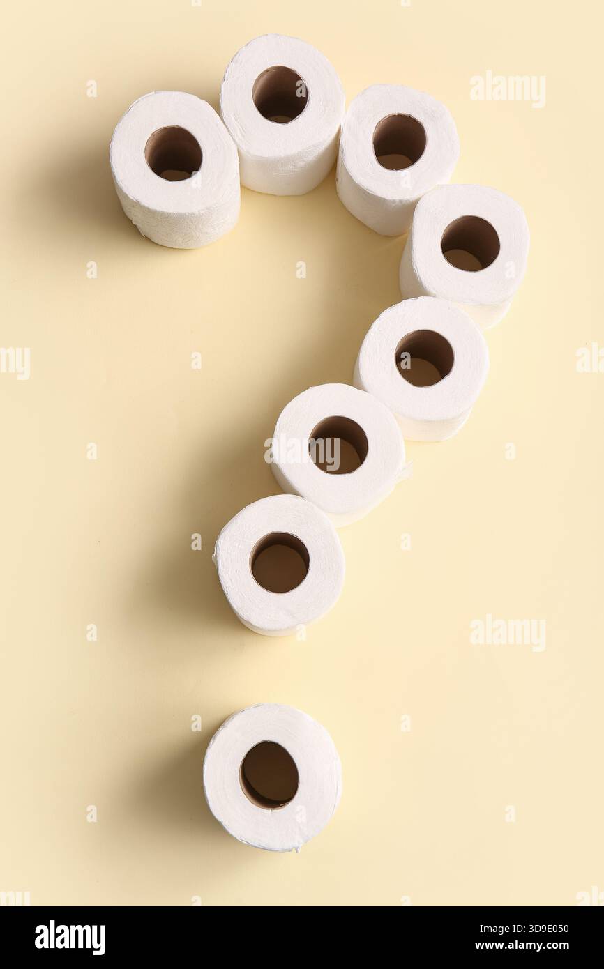 Fragezeichen aus Toilettenpapierrollen auf farbigem Hintergrund Stockfoto