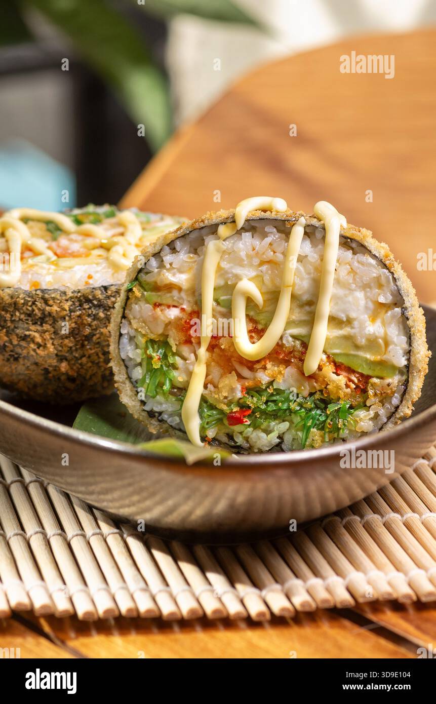 Knuspriger Sushi-Burger mit Garnelen und Avocado Japanischer Sushi-Burger mit Meeresfrüchten und Avocado gebratener Sushi-Burger mit Lachs, Garnelen und Reis. Stockfoto