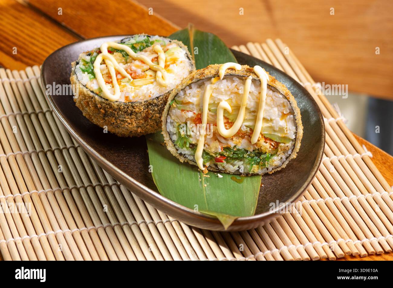 Knuspriger Sushi-Burger mit Garnelen und Avocado Japanischer Sushi-Burger mit Meeresfrüchten und Avocado gebratener Sushi-Burger mit Lachs, Garnelen und Reis. Stockfoto
