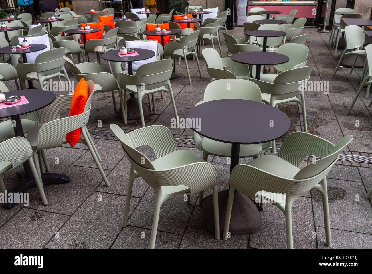 Tische und Stühle im Freien in einem Straßenrestaurant oder Café in Deutschland Stockfoto