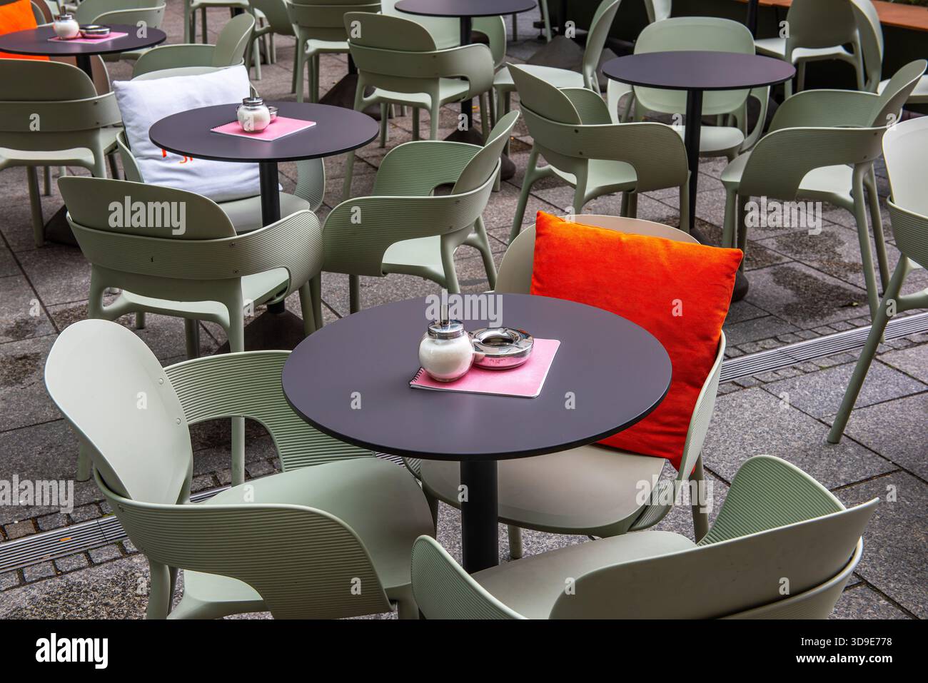 Tische und Stühle im Freien in einem Straßenrestaurant oder Café in Deutschland Stockfoto