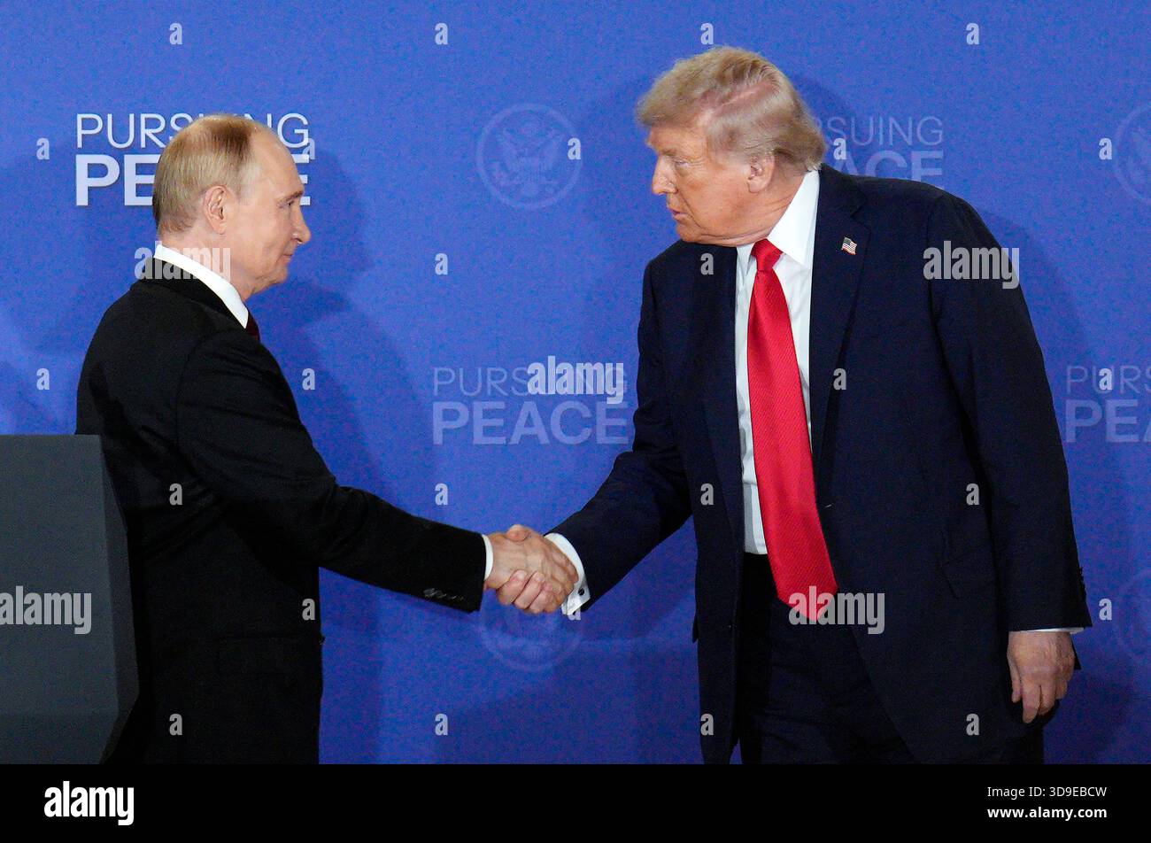 Der russische Präsident Wladimir Putin und Präsident Donald Trump schütteln sich nach einer gemeinsamen Pressekonferenz am Freitag, den 15. August 2025, in der Joint Base Elmendorf-Richardson in Anchorage, Alaska, die Hand. Trump und Putin erörterten ein Waffenstillstandsabkommen, um den zweijährigen Konflikt zwischen Russland und der Ukraine zu beenden. Foto von Bob Strong/UPI Stockfoto