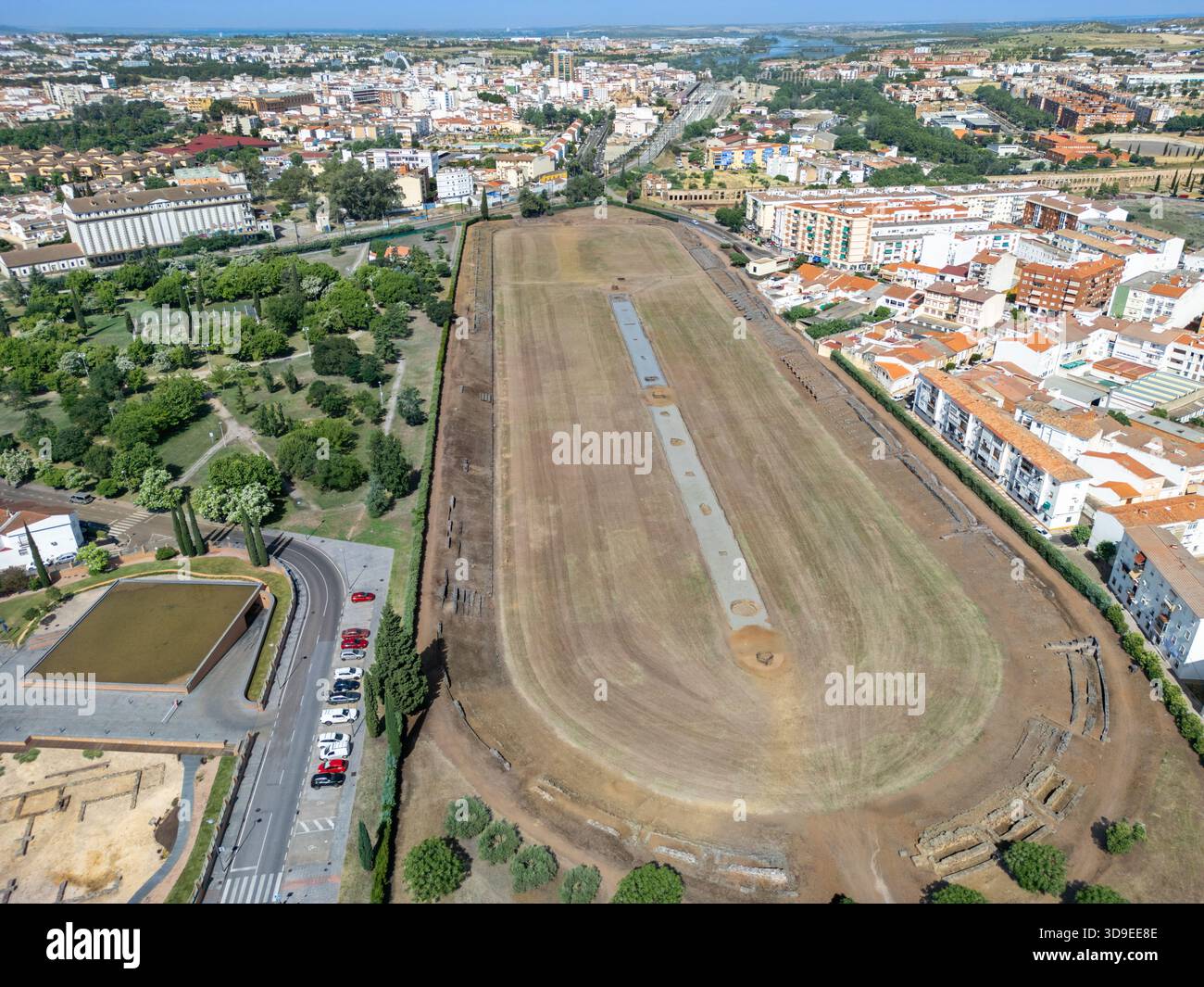 Aus der Vogelperspektive auf den antiken römischen Circus Maximus, ein riesiger ovaler Raum, der im Kontrast zur modernen Architektur steht und Geschichte und urbanes Leben widerspiegelt. Stockfoto