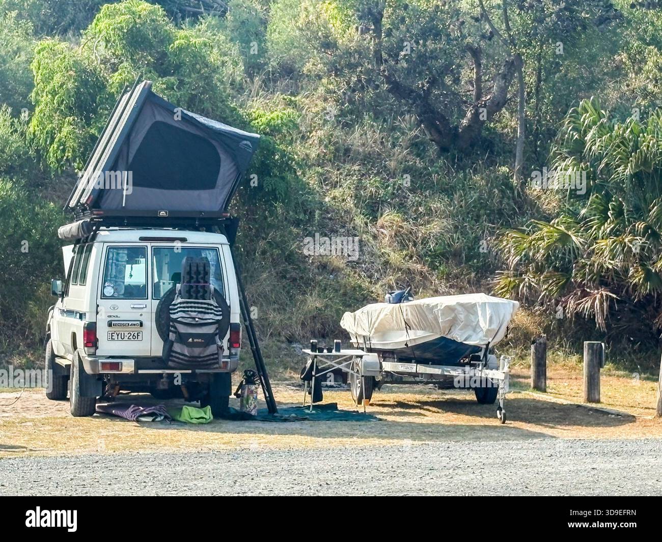 Toyota Landcruiser Truppentransporter mit Zeltcamping auf dem Dach im Myall Lakes National Park in Banksia Green Campground, NSW, Australien Stockfoto
