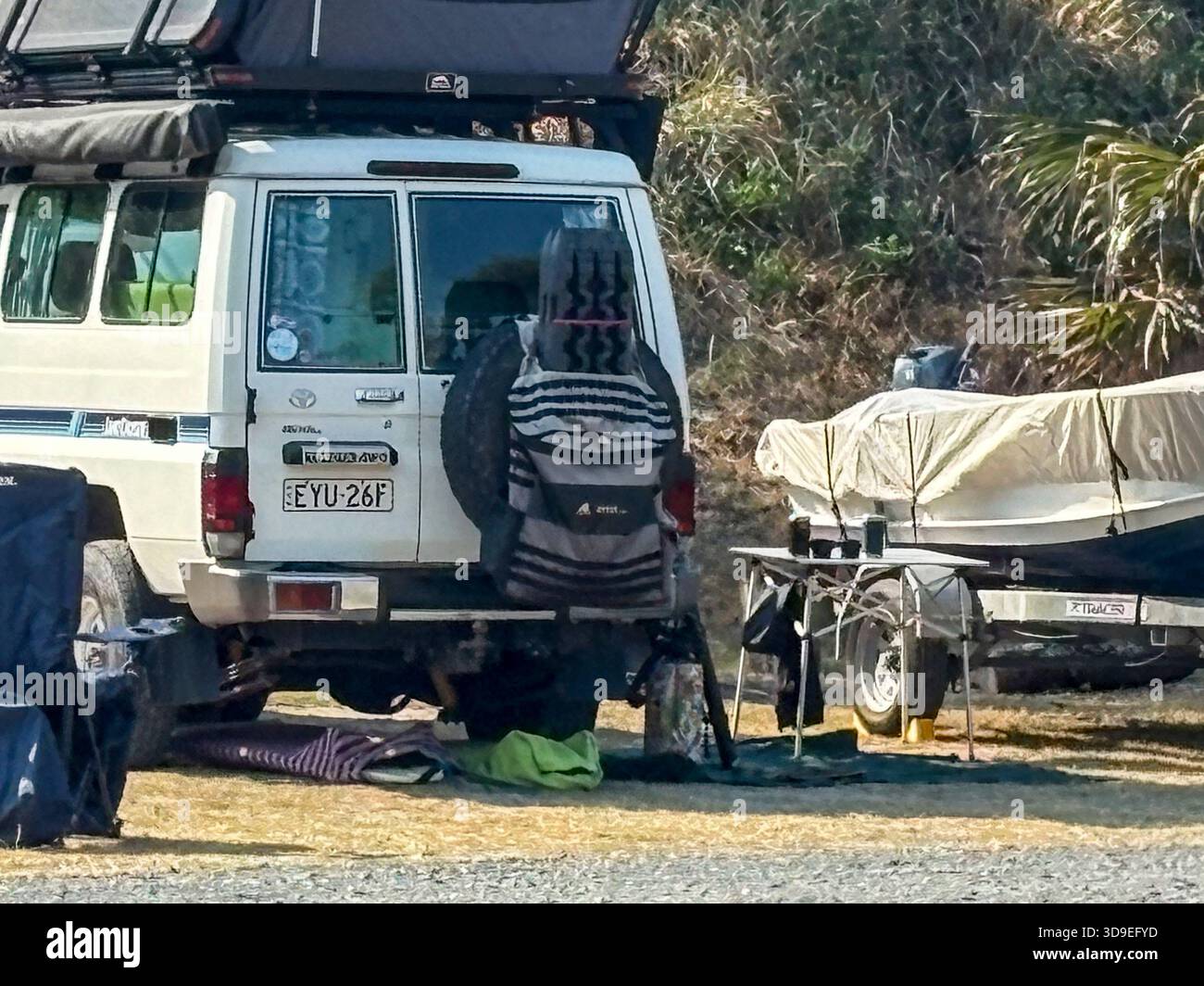 Toyota Landcruiser Truppentransporter mit Zeltcamping auf dem Dach im Myall Lakes National Park in Banksia Green Campground, NSW, Australien Stockfoto