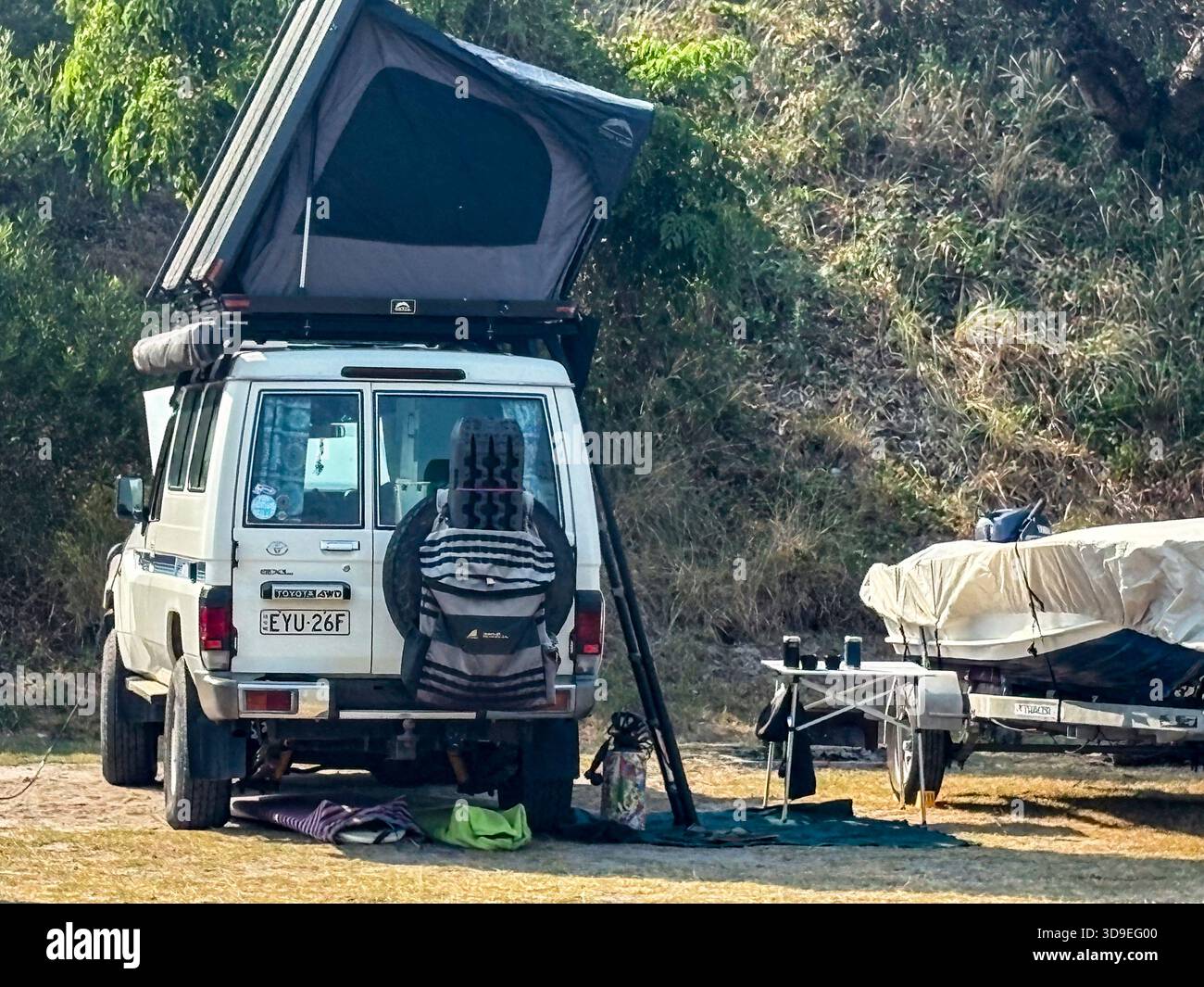 Toyota Landcruiser Truppentransporter mit Zeltcamping auf dem Dach im Myall Lakes National Park in Banksia Green Campground, NSW, Australien Stockfoto