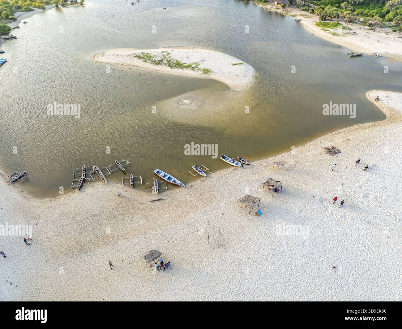 Aus der Vogelperspektive auf Boote, die am Sandstrand liegen, wo das türkisfarbene Meer auf die Küste trifft, Diani, Kwale County, Kenia. Stockfoto