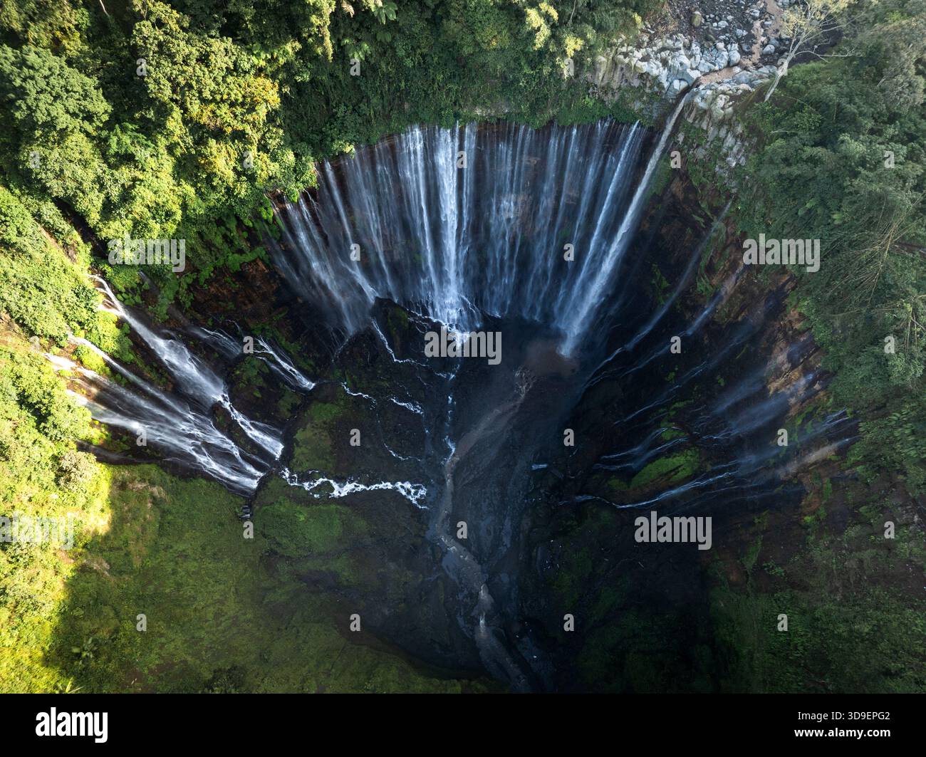 Aus der Vogelperspektive der Tumpak Sewu Wasserfälle, ein ätherisches Spektakel der Naturkunst inmitten üppiger Vegetation, Jalan Raya Dampit - Lumajang, ja Stockfoto