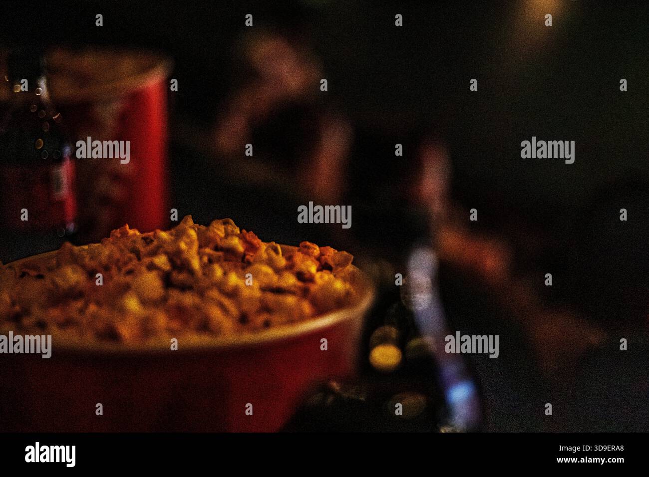 Popcorn essen, während man sich einen Film im Kino ansieht Stockfoto