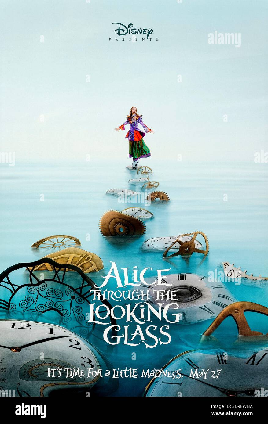 Alice Through the Looking Glass (2016) von James Bobin mit Mia Wasikowska, Johnny Depp und Anne Hathaway. Alice kehrt ins Wunderland zurück und reist in die Vergangenheit, um die Familie des Mad Hatter zu retten und das Gleichgewicht im Reich wiederherzustellen. Foto eines Original-Posters aus dem Jahr 2016 (US Advance Poster), das NUR ZUR REDAKTIONELLEN VERWENDUNG VERWENDET WIRD. Quelle: BFA / Walt Disney Studios Motion Pictures Stockfoto