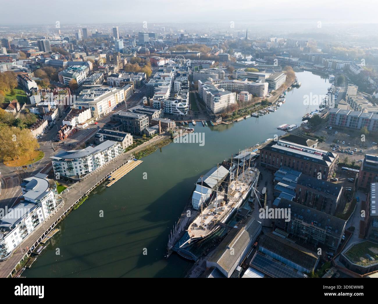 SS Großbritannien und der schwimmende Hafen mit dem Stadtzentrum in der Ferne. Bristol, Großbritannien. Stockfoto