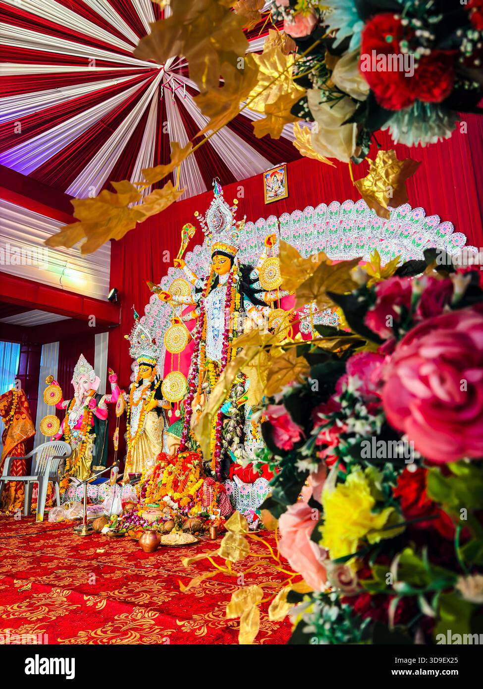 Lebendige durga maa Statue mit kunstvoller Kulisse und Girlanden aus einzigartiger Perspektive Stockfoto