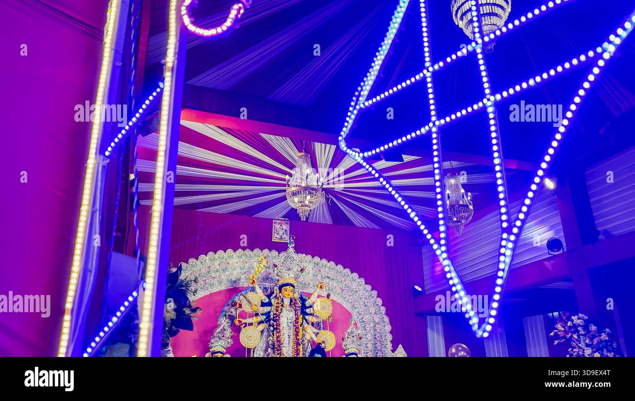 Lebendiges durga-Idol-Display im festlich beleuchteten Pandal mit dekorativen LED-Leuchten Stockfoto
