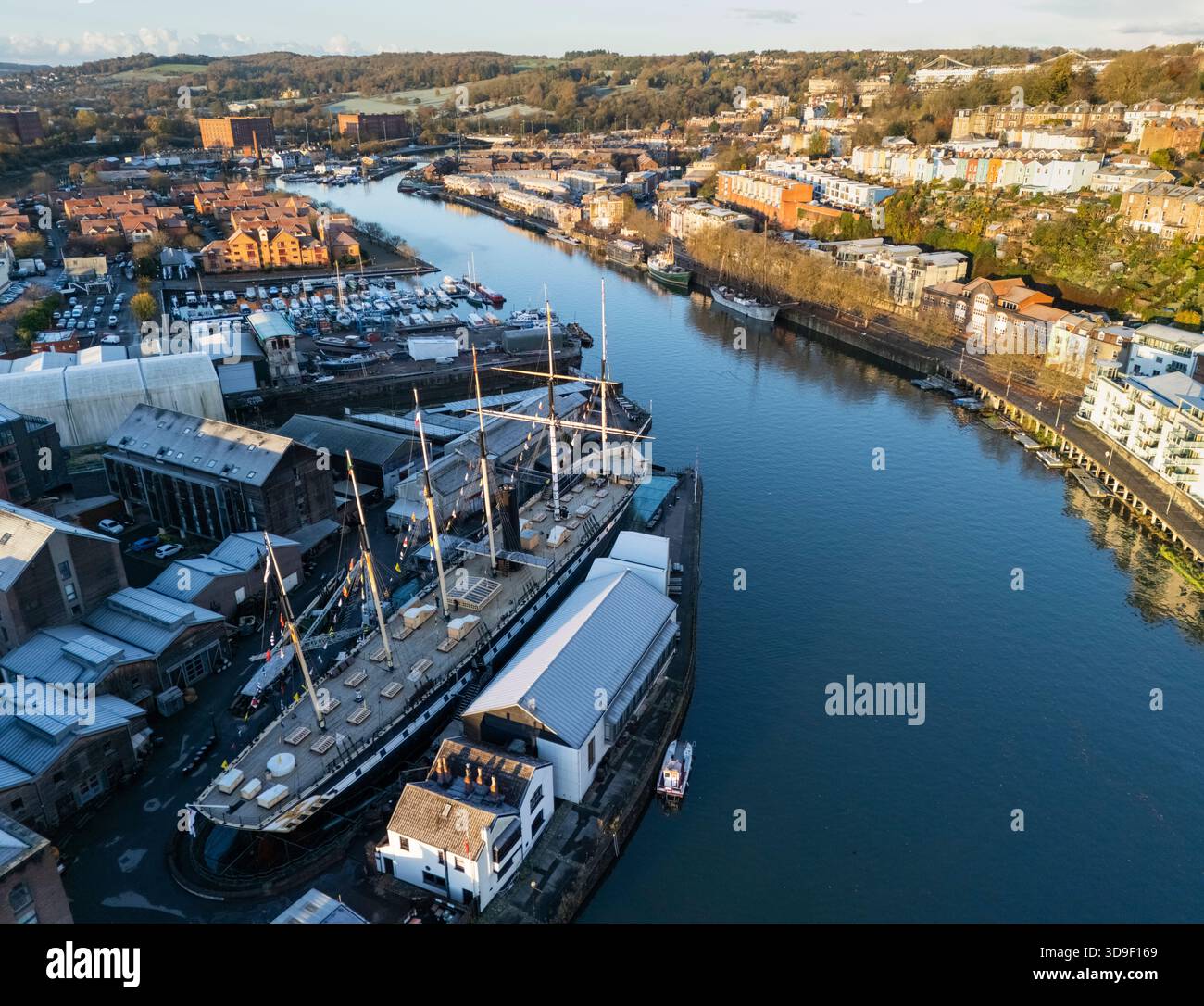 SS Großbritannien und der schwimmende Hafen mit den mehrfarbigen Häusern von Clifton Wood. Bristol, Großbritannien. Stockfoto