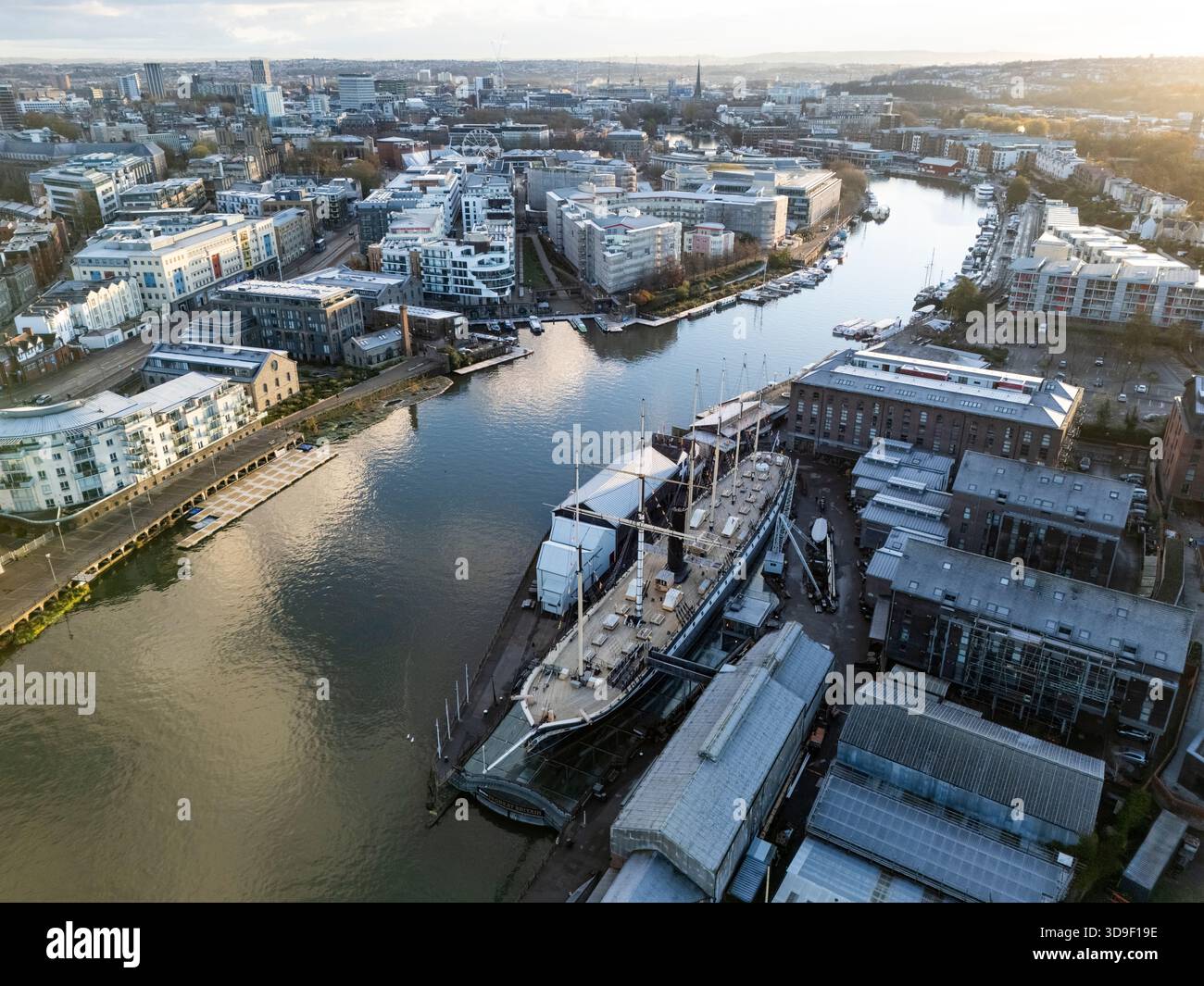 SS Großbritannien und der schwimmende Hafen mit den mehrfarbigen Häusern von Clifton Wood. Bristol, Großbritannien. Stockfoto