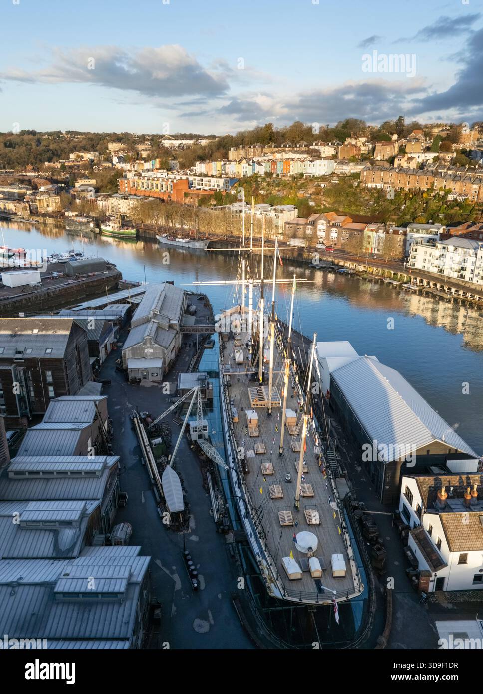 SS Großbritannien und der schwimmende Hafen mit den mehrfarbigen Häusern von Clifton Wood. Bristol, Großbritannien. Stockfoto