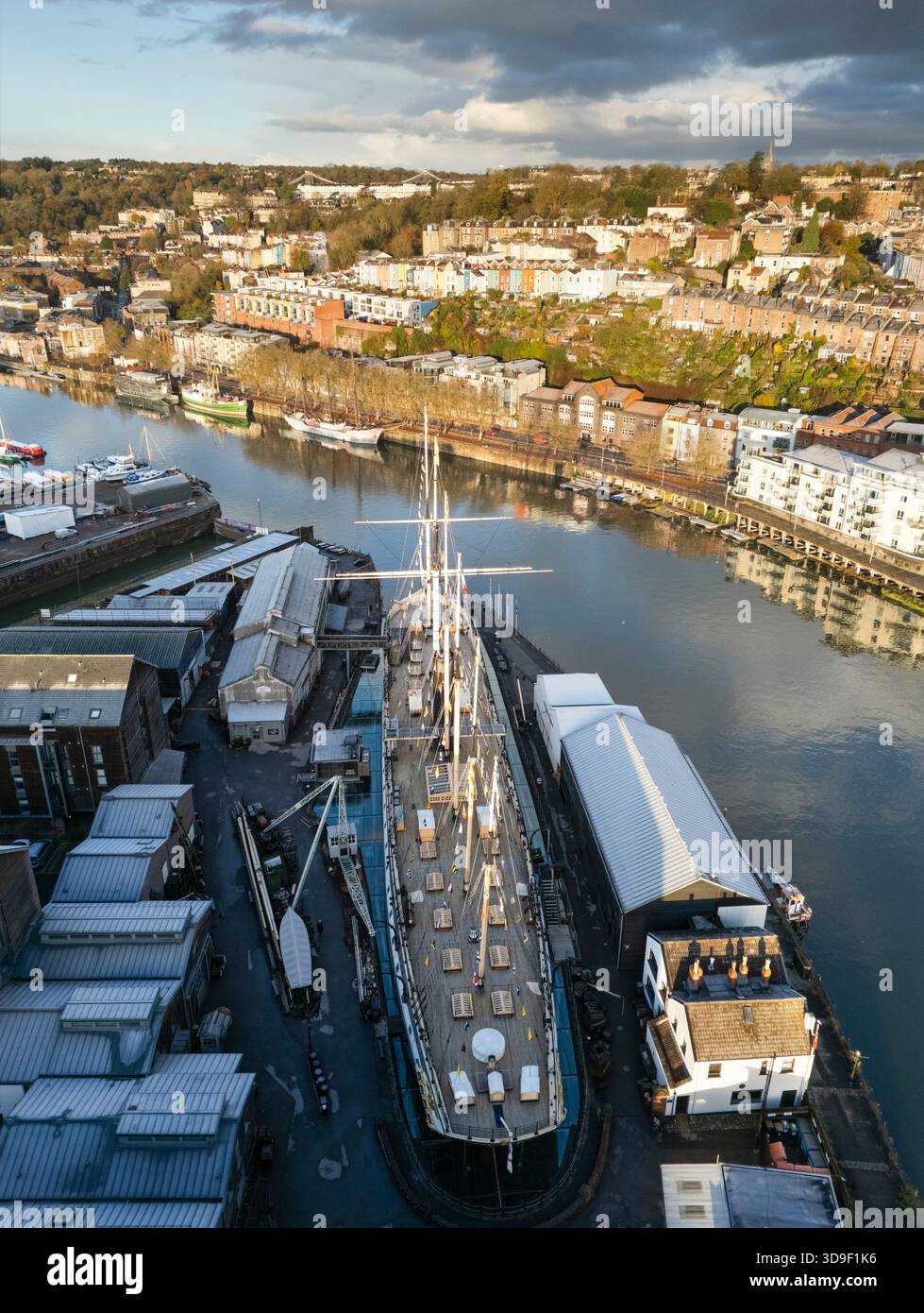 SS Großbritannien und der schwimmende Hafen mit den mehrfarbigen Häusern von Clifton Wood. Bristol, Großbritannien. Stockfoto