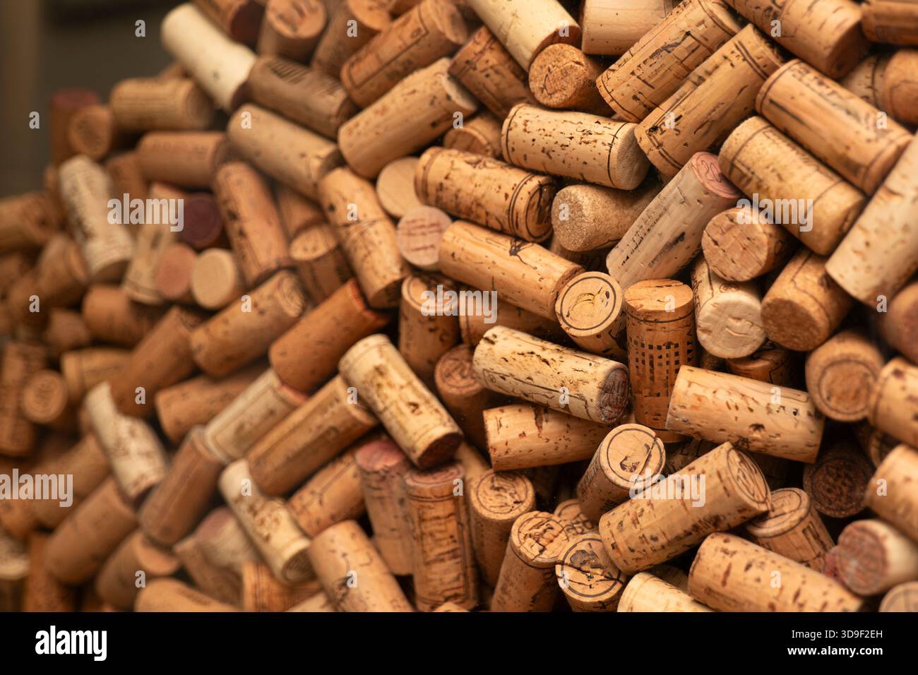 Großer Haufen Weinflaschenkorken Stockfoto