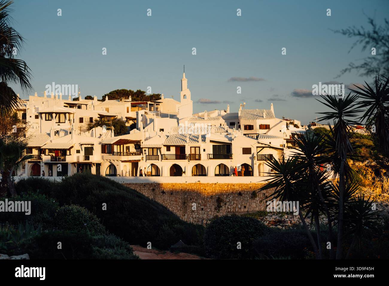Mediterrane Häuser in Binibeca Vell at Sunset, Menorca, Spanien Stockfoto
