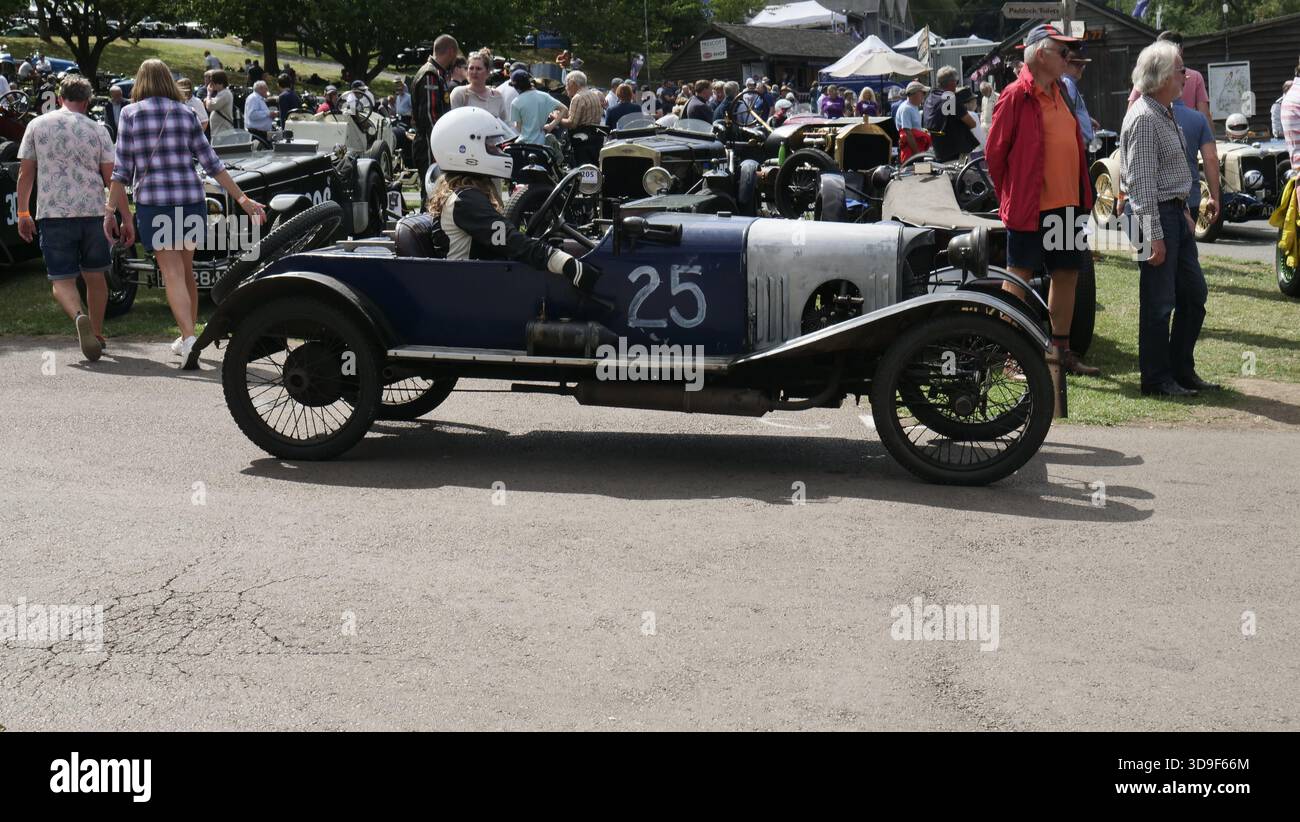 Gloucestershire Prescott Hill Climb Lady Driver in einem Rennwagen in der Warteschlange für den Start des Rennens Großbritannien 2025 Stockfoto