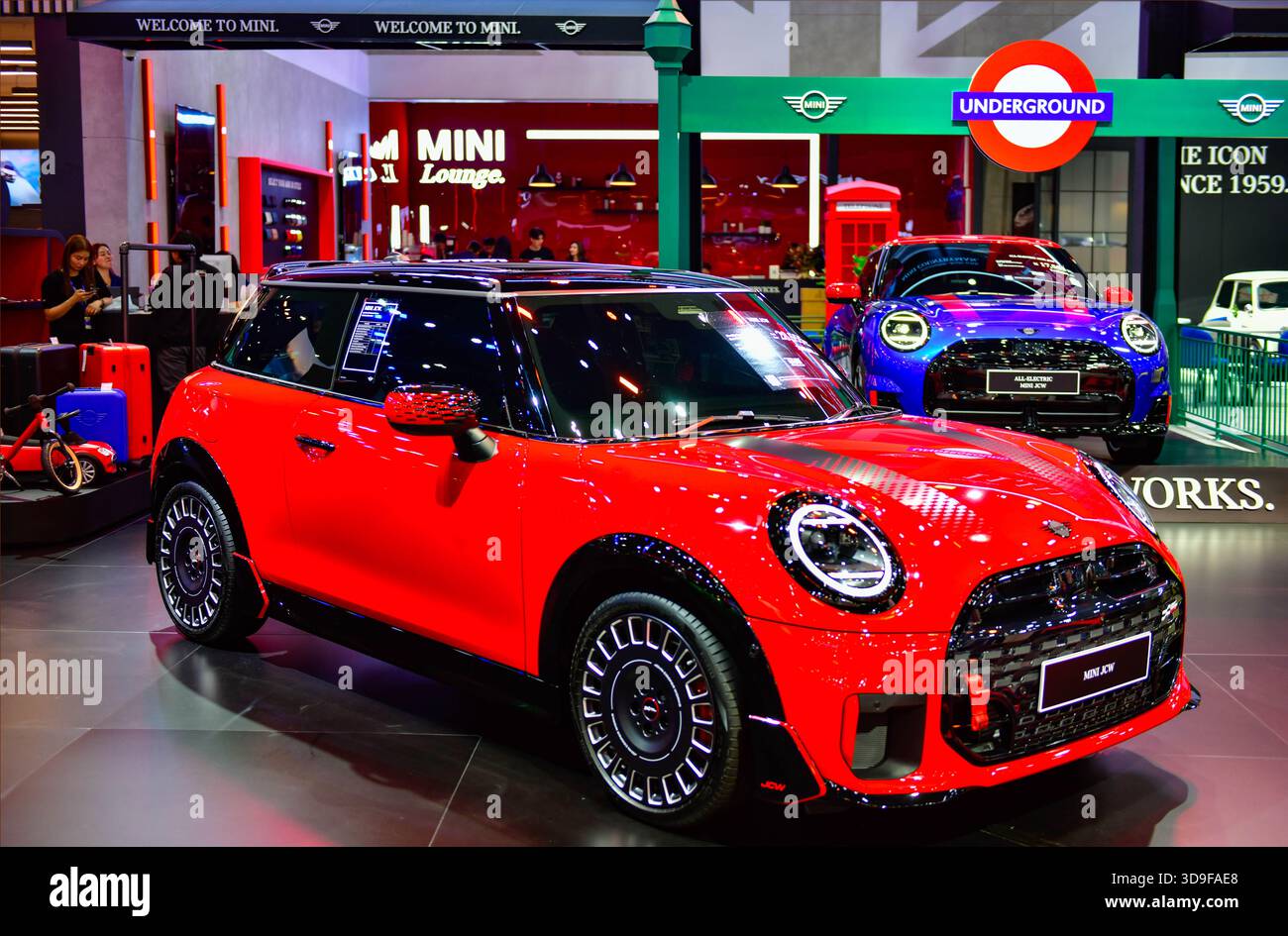 BANGKOK - 1. Dezember 2025 : das neue John Cooper Works Aero Pack MINI auf der Motor Expo IMPACT Challenge Halle Muangthong Thani Stockfoto
