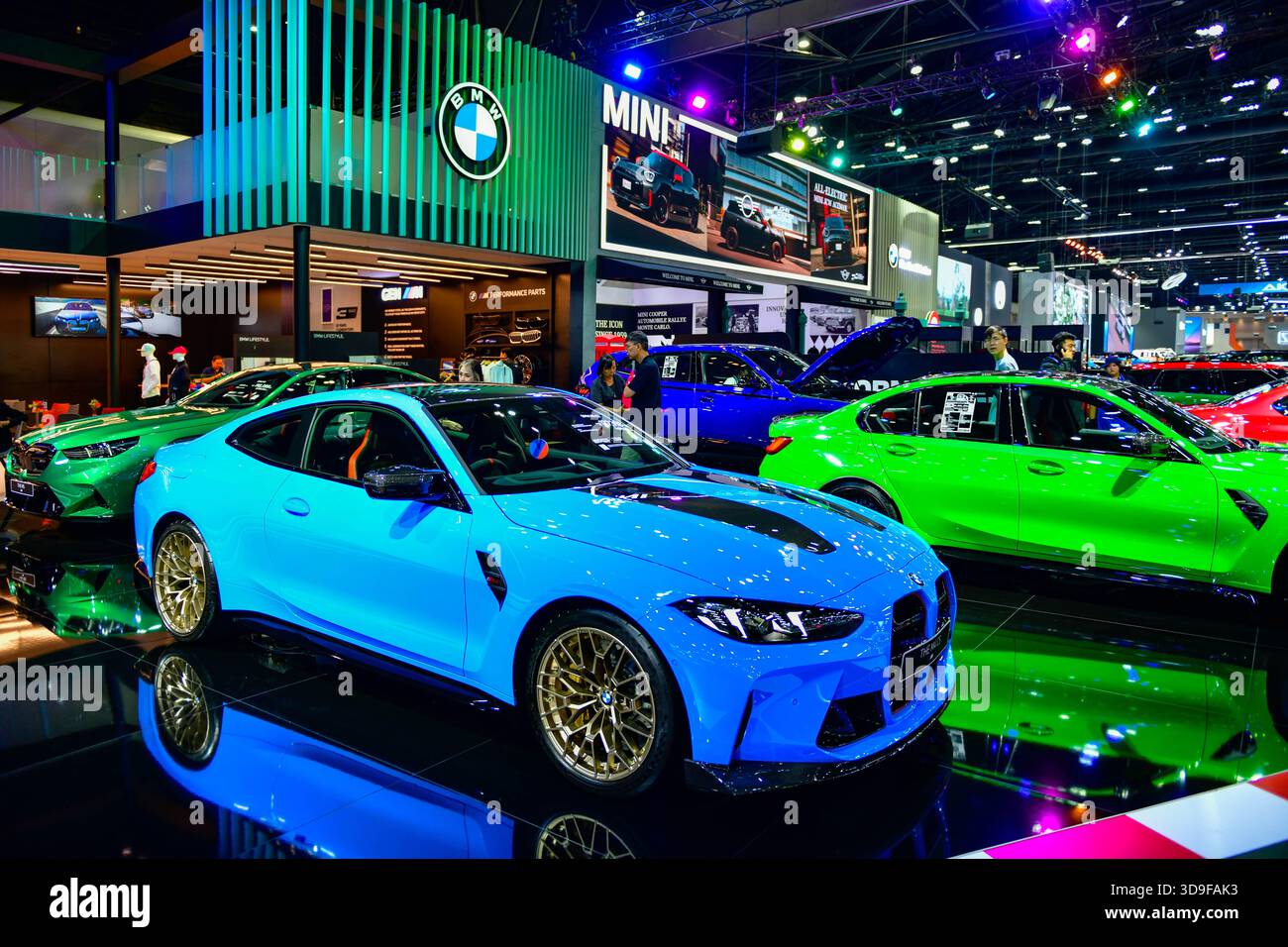 BANGKOK - 1. Dezember 2025 : das neue BMW M4 COMPETITION COUPÉ ist mit dem M xDrive-System und einem leistungsstarken 530 PS Inline-Six M TwinPower ausgestattet Stockfoto