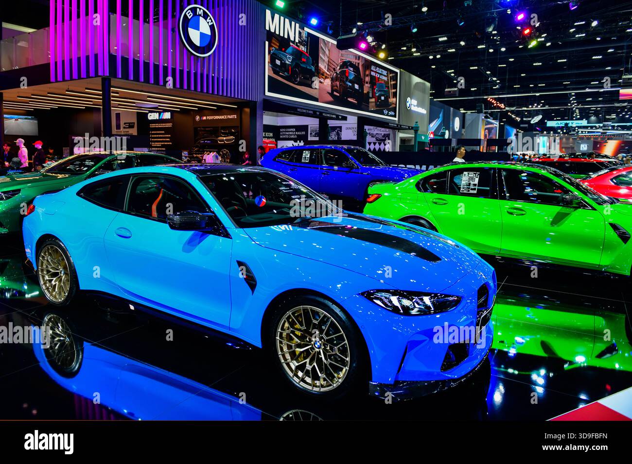 BANGKOK - 1. Dezember 2025 : das neue BMW M4 COMPETITION COUPÉ ist mit dem M xDrive-System und einem leistungsstarken 530 PS Inline-Six M TwinPower ausgestattet Stockfoto