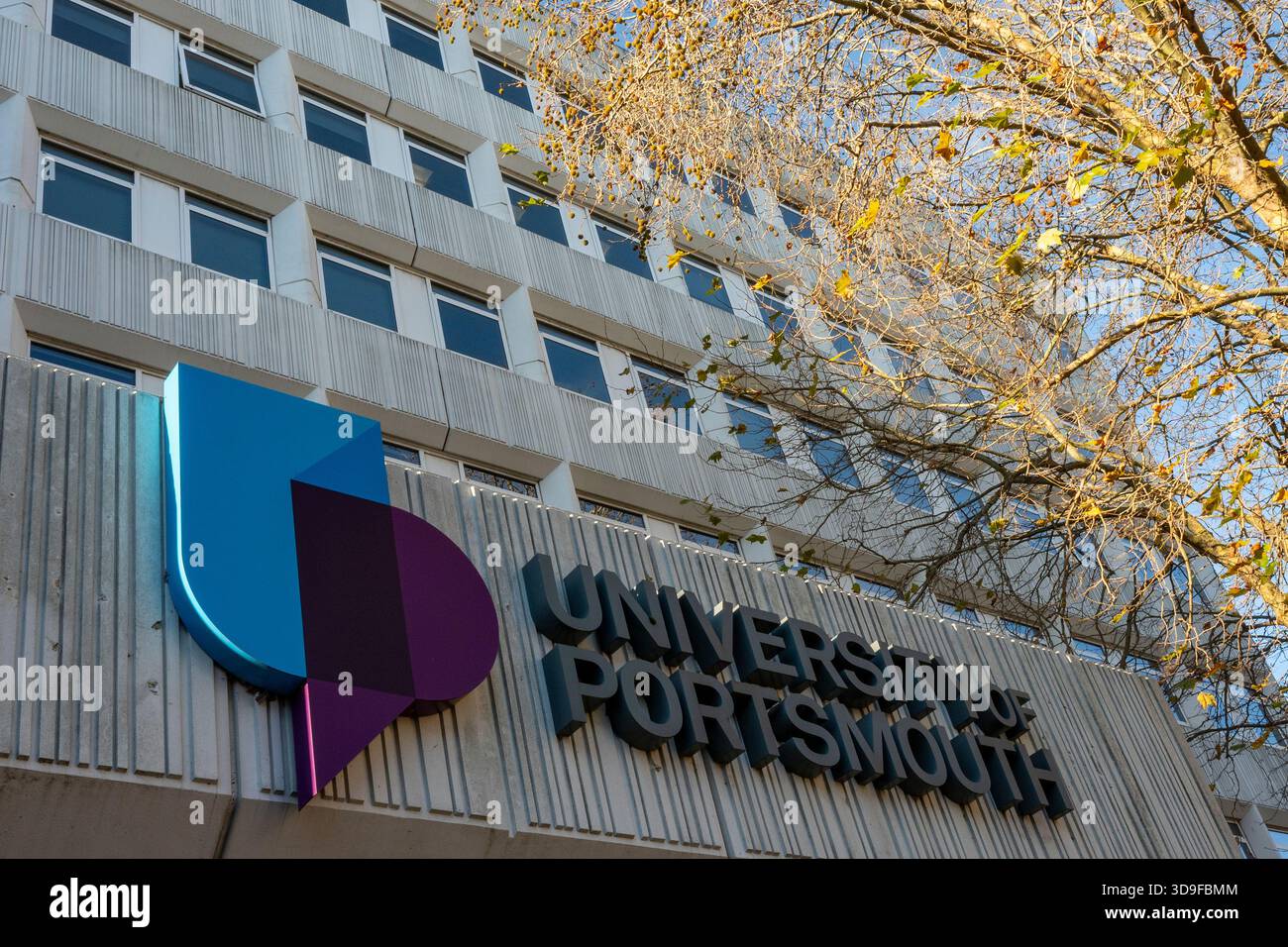 university of Portsmouth vor dem Gebäude mit Universitätslogo im Stadtzentrum von Portsmouth, Hampshire, Großbritannien Stockfoto