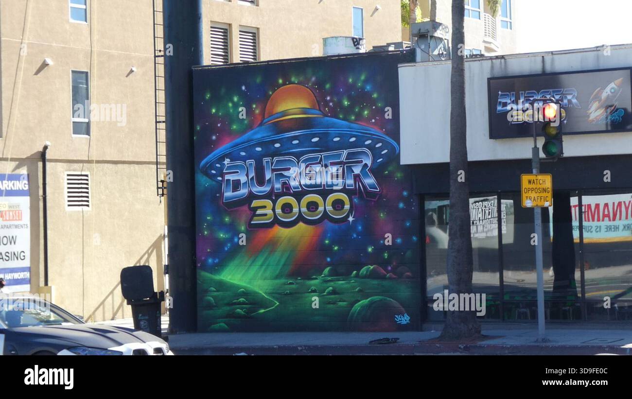 Los Angeles, Kalifornien, USA 4. Dezember 2025 Burger 3000 UFO-Wandbild am Sunset Blvd am 4. Dezember 2025 in Los Angeles, Kalifornien, USA. Foto: Barry King/Alamy Stock Photo Stockfoto